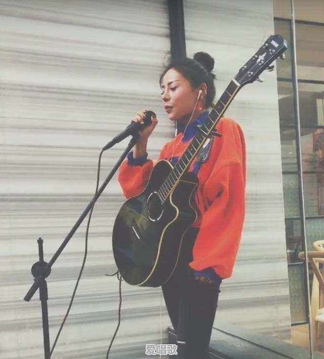 有些背个吉他音箱卖唱的人似乎无论什么歌都能找到和弦怎么弹，为什么 - 爱唱歌