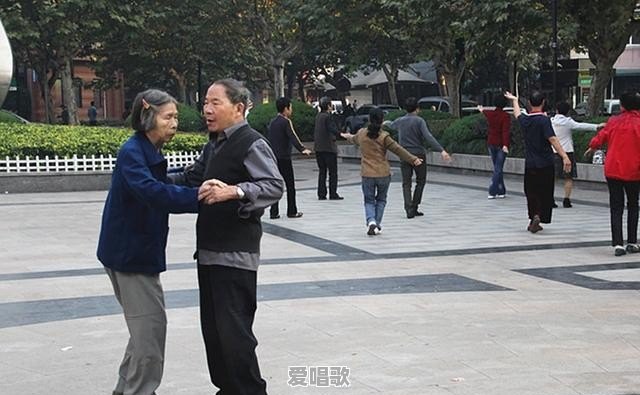 相濡以沫的意思和近义词是什么 - 爱唱歌