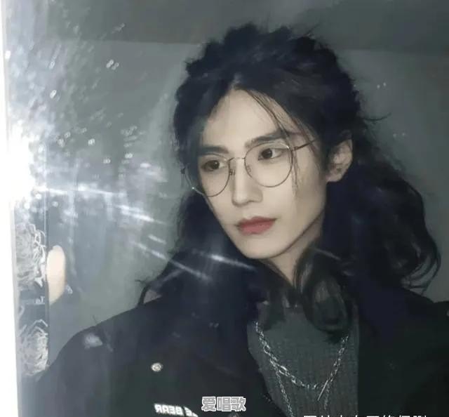 安徽一大学男生长发飘飘,长相甜美,温润如玉,你怎么看 安徽一大学男生长发飘飘,长相甜美,温润如玉,你怎么看 - 爱唱歌