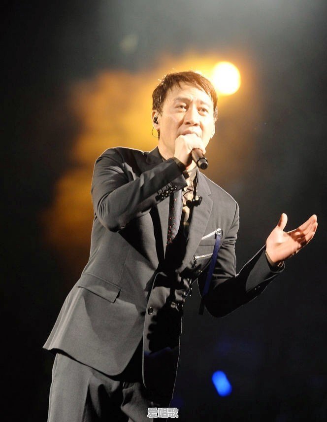 在新世纪初，郑秀文和黎明相比，你们认为谁的电音歌曲更火爆呢 - 爱唱歌
