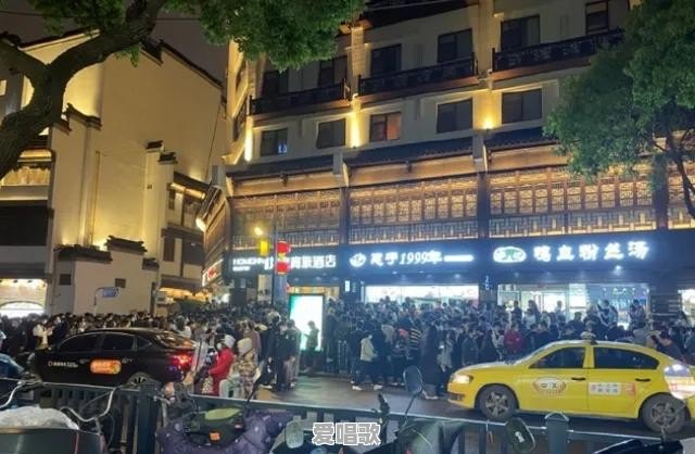 抖音30亿流量争议网红，“郭老师”到底凭什么爆火 - 爱唱歌