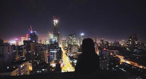 现代社会孤独的人多吗？为什么 - 爱唱歌