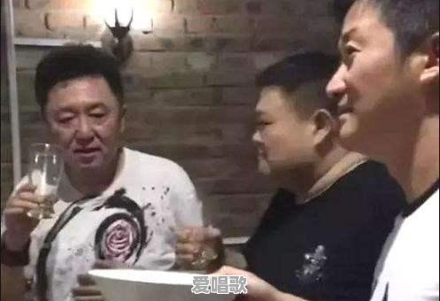 拥吻屏幕的网红歌手 拥吻屏幕的网红歌手 - 爱唱歌