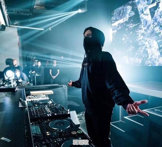 歌手对网络歌曲的看法怎么写作文 歌手对网络歌曲的看法怎么写作文 - 爱唱歌