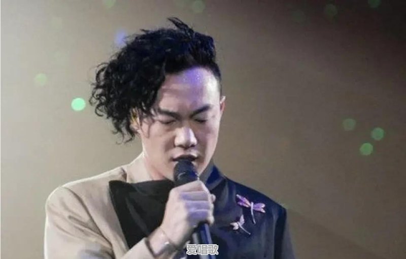 校园卷发男唱歌技巧图片 校园卷发男唱歌技巧图片 - 爱唱歌