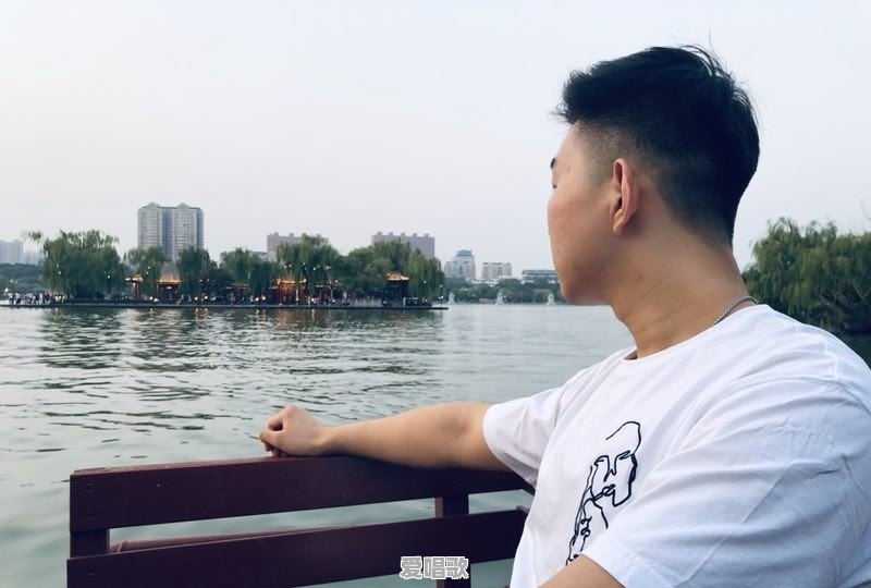 有一首赈灾歌曲,歌词中有一句”让世界停止了转动”,女歌手唱的,谁知道叫什么名字 有一首赈灾歌曲,歌词中有一句”让世界停止了转动”,女歌手唱的,谁知道叫什么名字 - 爱唱歌