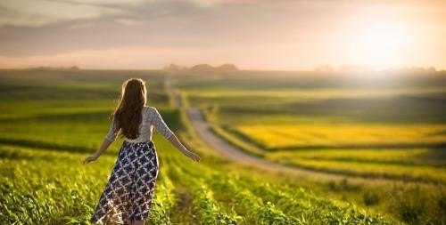 一个男生暗恋一个女生时、四目对视时、除了逃避、眼神是什么样的 - 爱唱歌