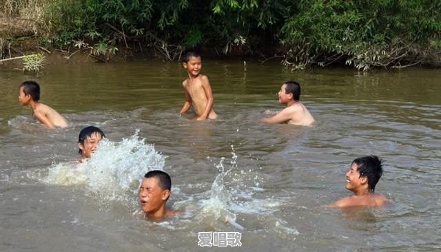 夏天许多农村人光着身子在河里洗澡，你如何看待 - 爱唱歌